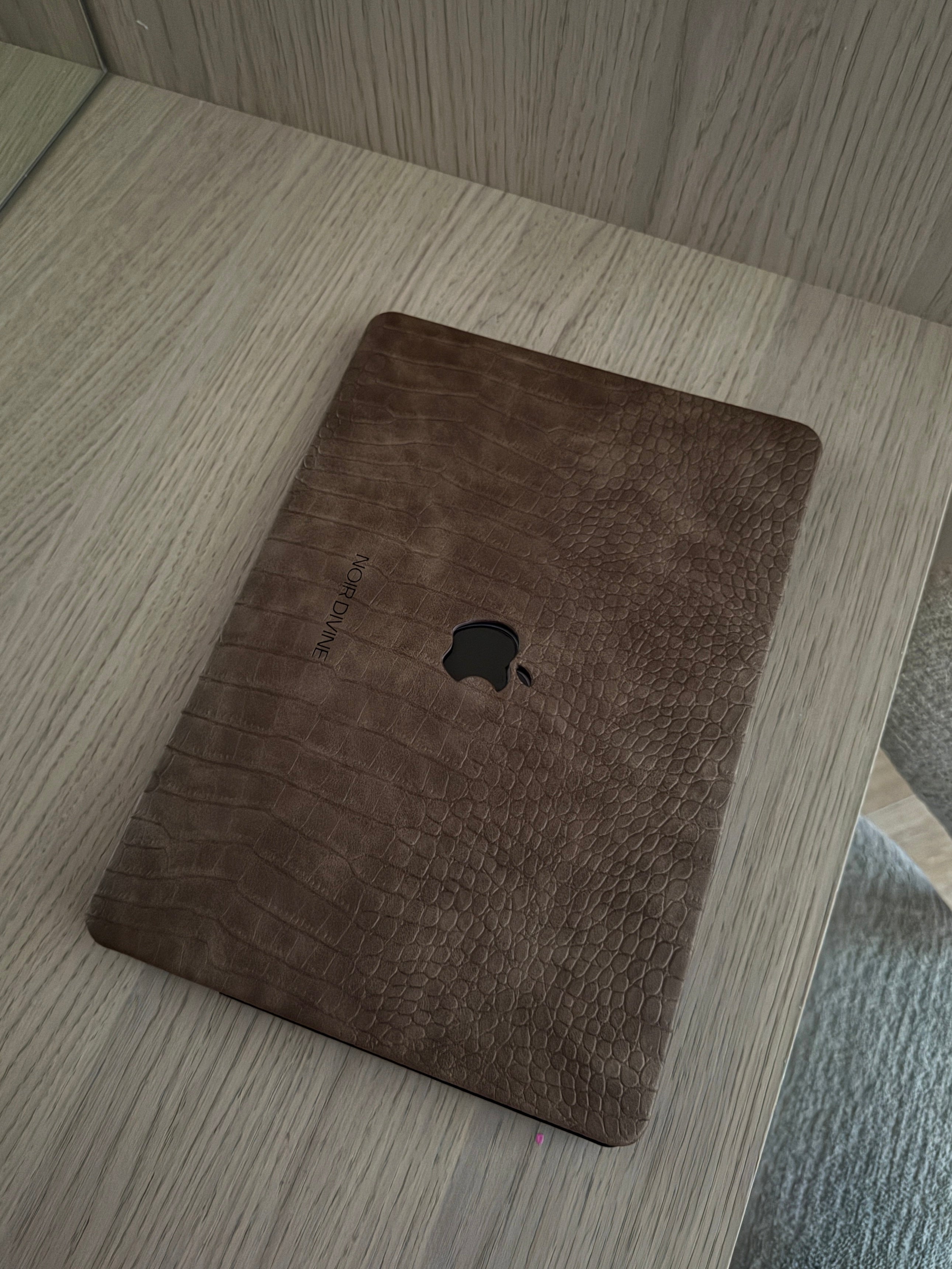 Pruun kroko sülearvutikate